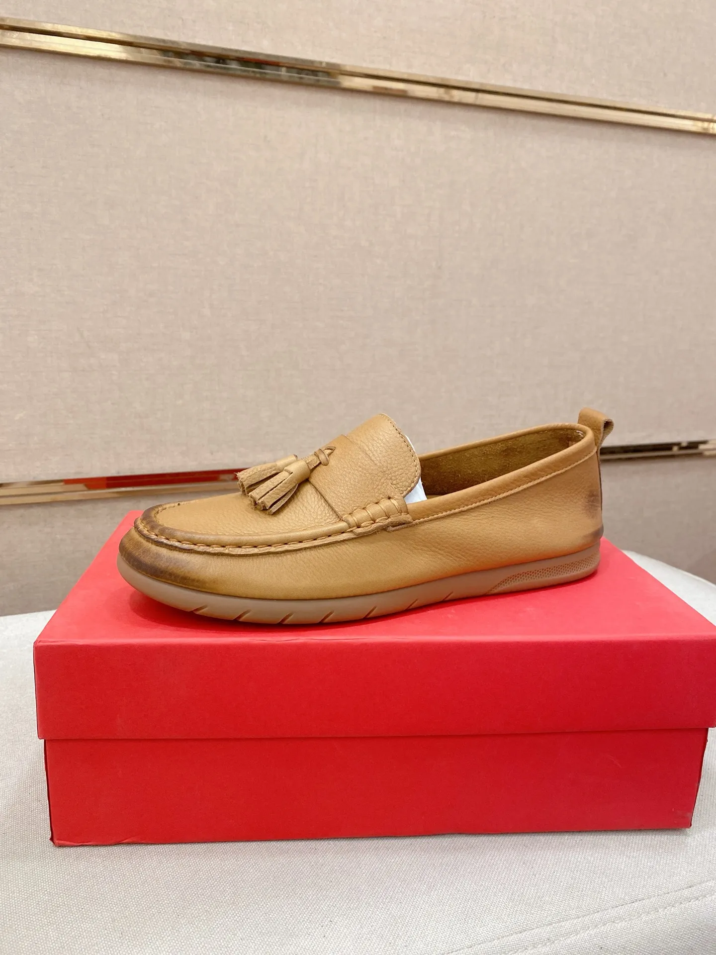 Factory price 500💰 Original Ferragamo men's shoes! The world's top brands...Luxury quality...//Fashion and high-end footwear 👍💪🏻...give you a low-key luxury comfort experience👍. The upper is made of pure Italian imported original cowhide and sweat-absorbent sheepskin lining. It is comfortable and breathable, high-end and classy... luxurious and noble!! .. OEM factory shipment [Hug] stall.. Original board. Welcome to taste..38--44.